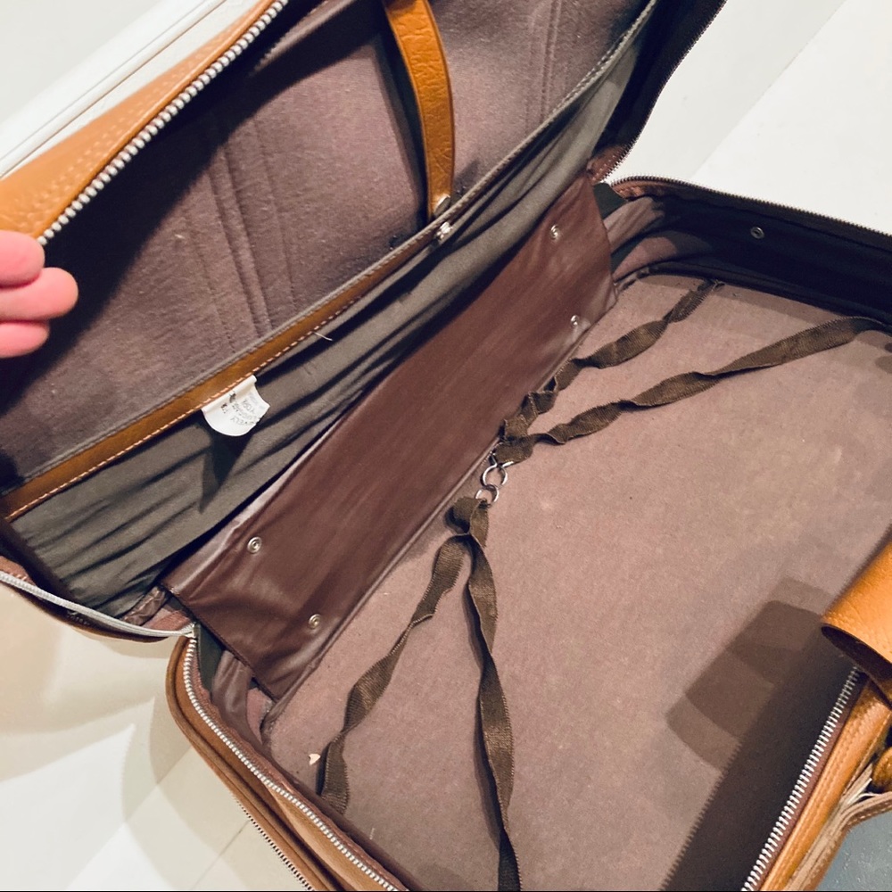 SOLD. Set of 2 Vintage 70s Tan Faux Leather Suitcases - Picture 11 of 13